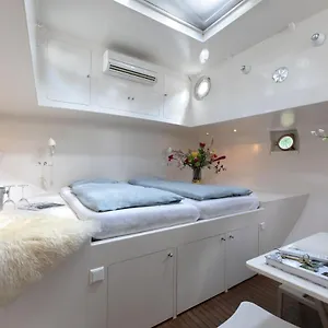 Houseboat Volle Maan , Amsterdam Netherlands